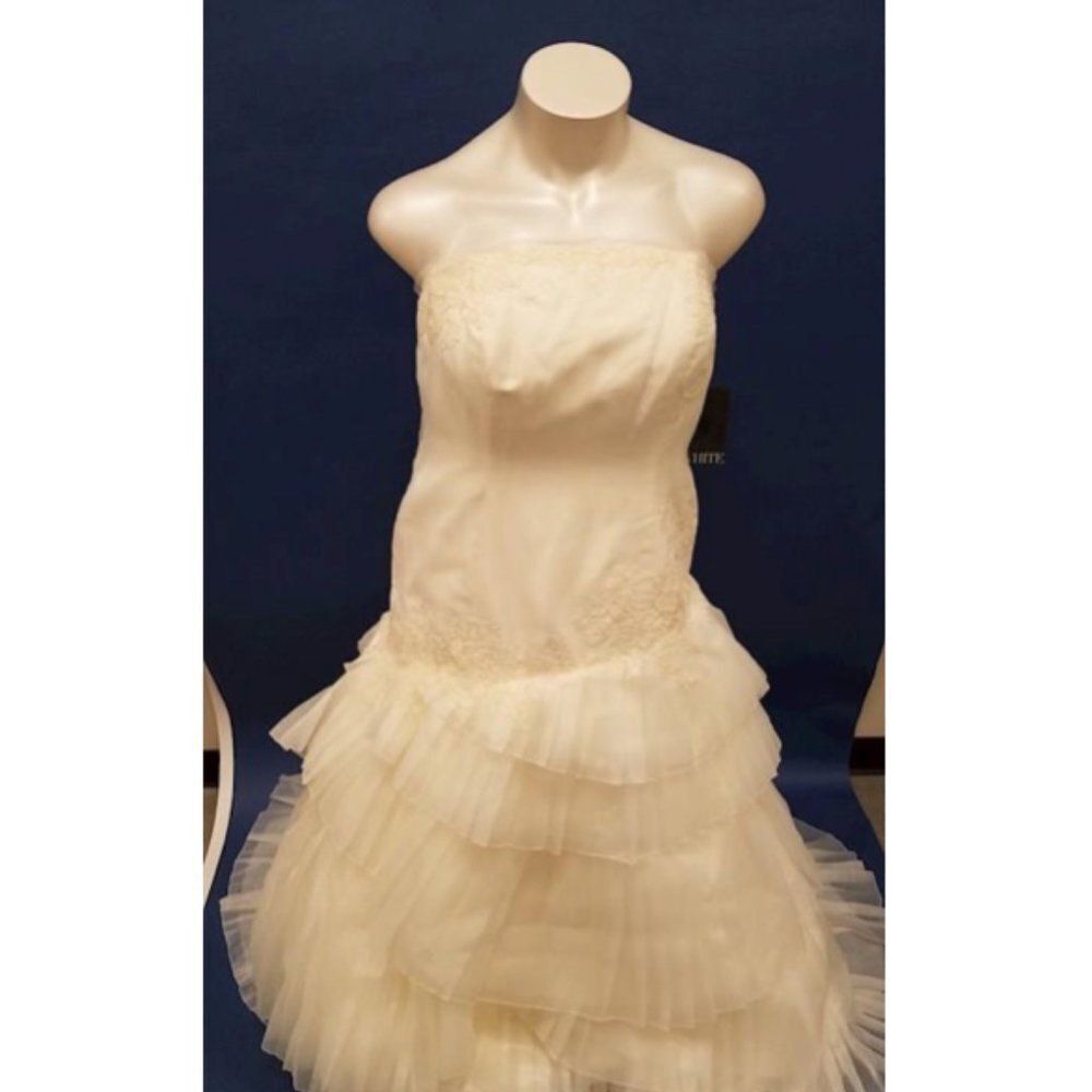 White by Vera Wang Strapless Wedding Gown - 18 - Picture 6 of 13